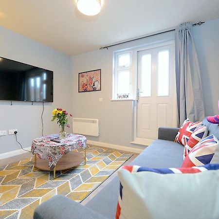 2 Bed Terraced Flat Piccadilly Line Apartment Лондон Екстериор снимка
