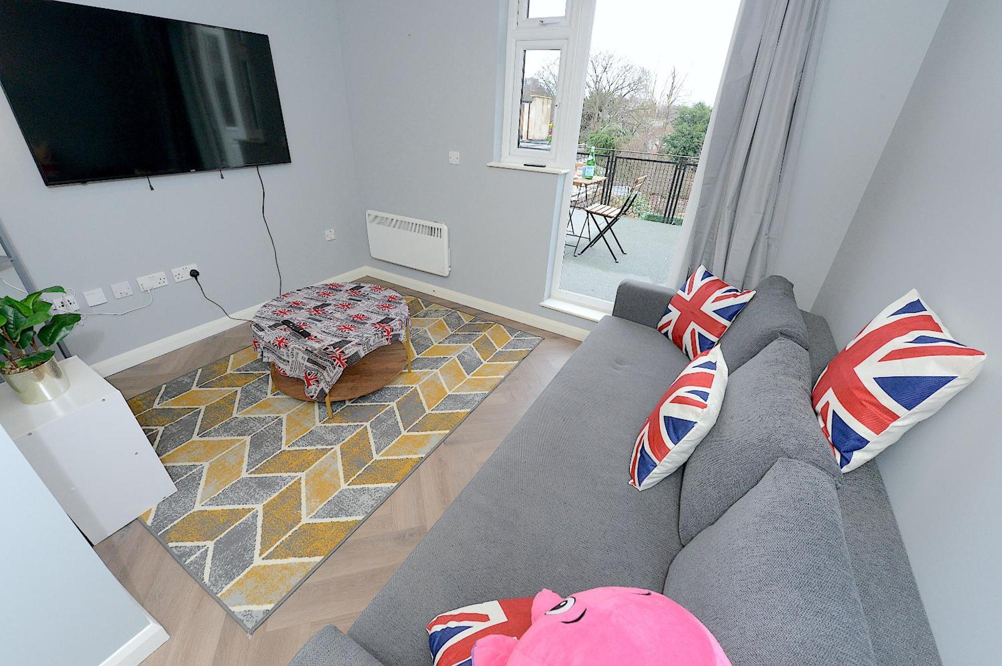 2 Bed Terraced Flat Piccadilly Line Apartment Лондон Екстериор снимка