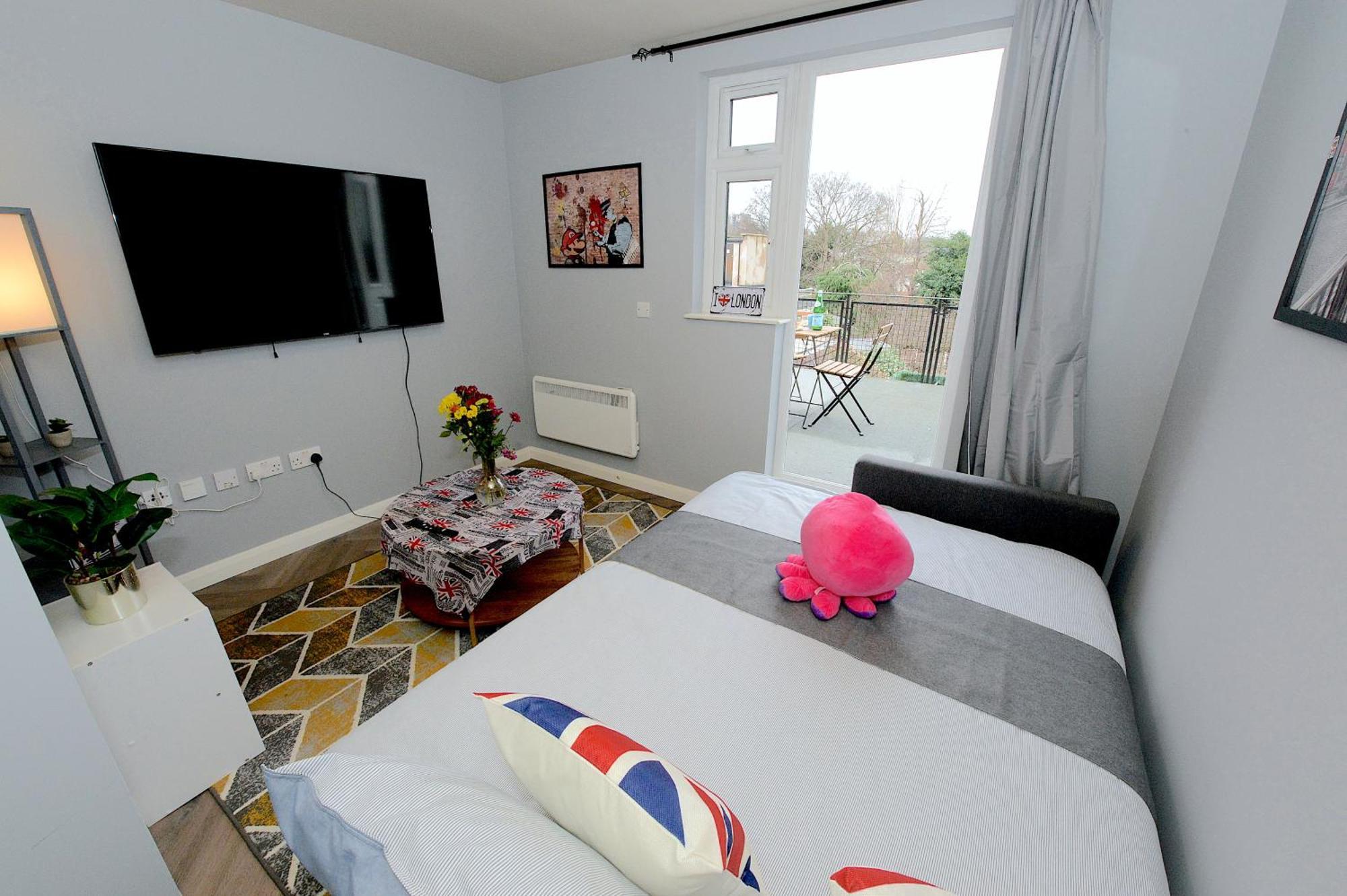2 Bed Terraced Flat Piccadilly Line Apartment Лондон Екстериор снимка